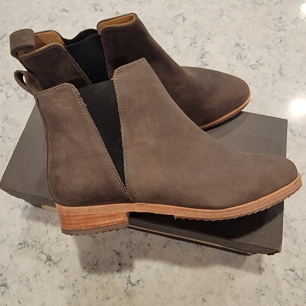 Nisolo Eva Everday Chelsea Bootie Grey Suede Womens Size 7.5 Like New